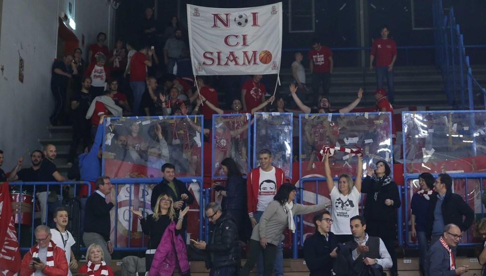 Cento cuori biancorossi al pala Radi