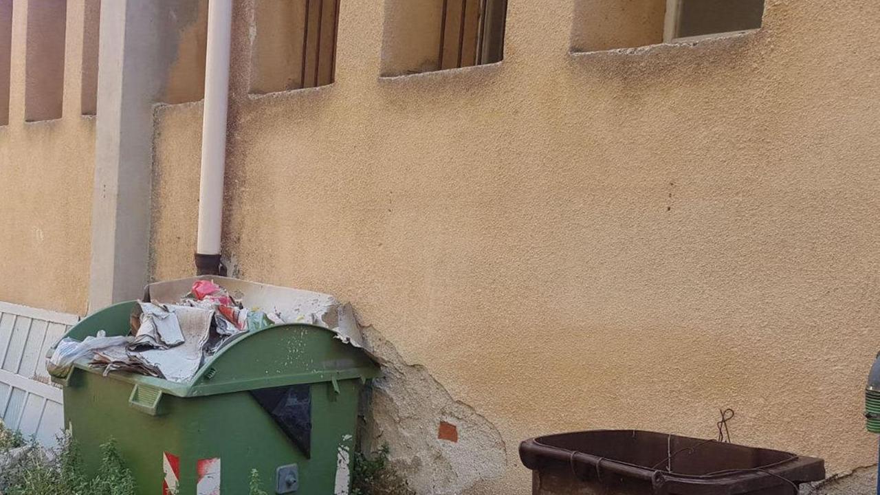 Gli studenti al lavoro per tenere pulita l’area della scuola