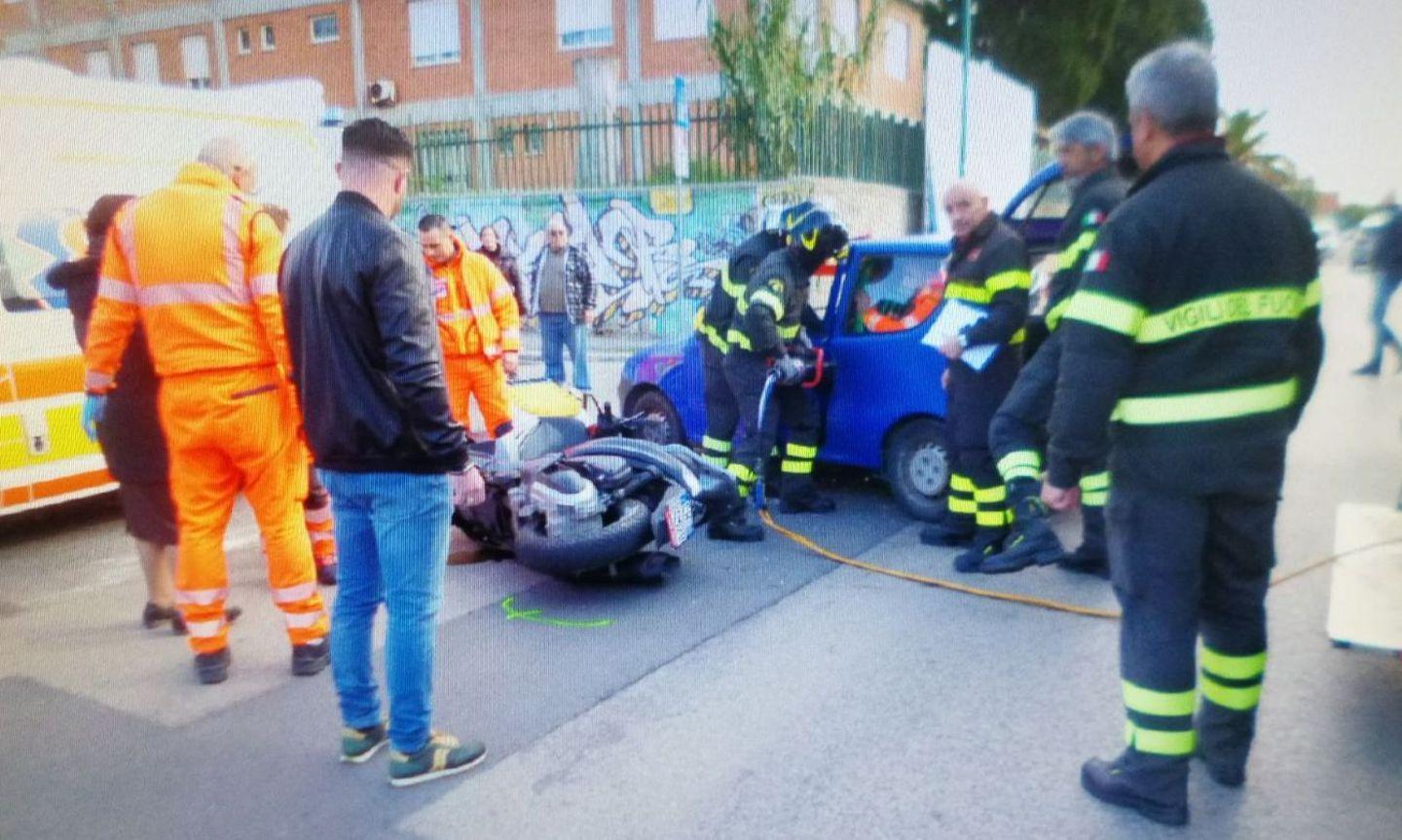Scontro tra auto e moto in via Cedrino