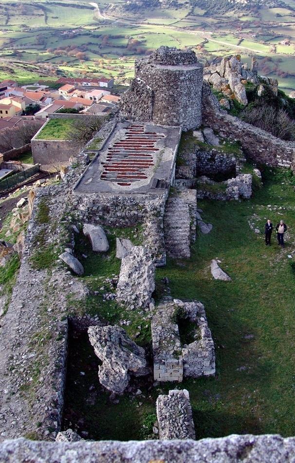 Una veduta aere delle rovine del castello dei Malaspina a Osilo