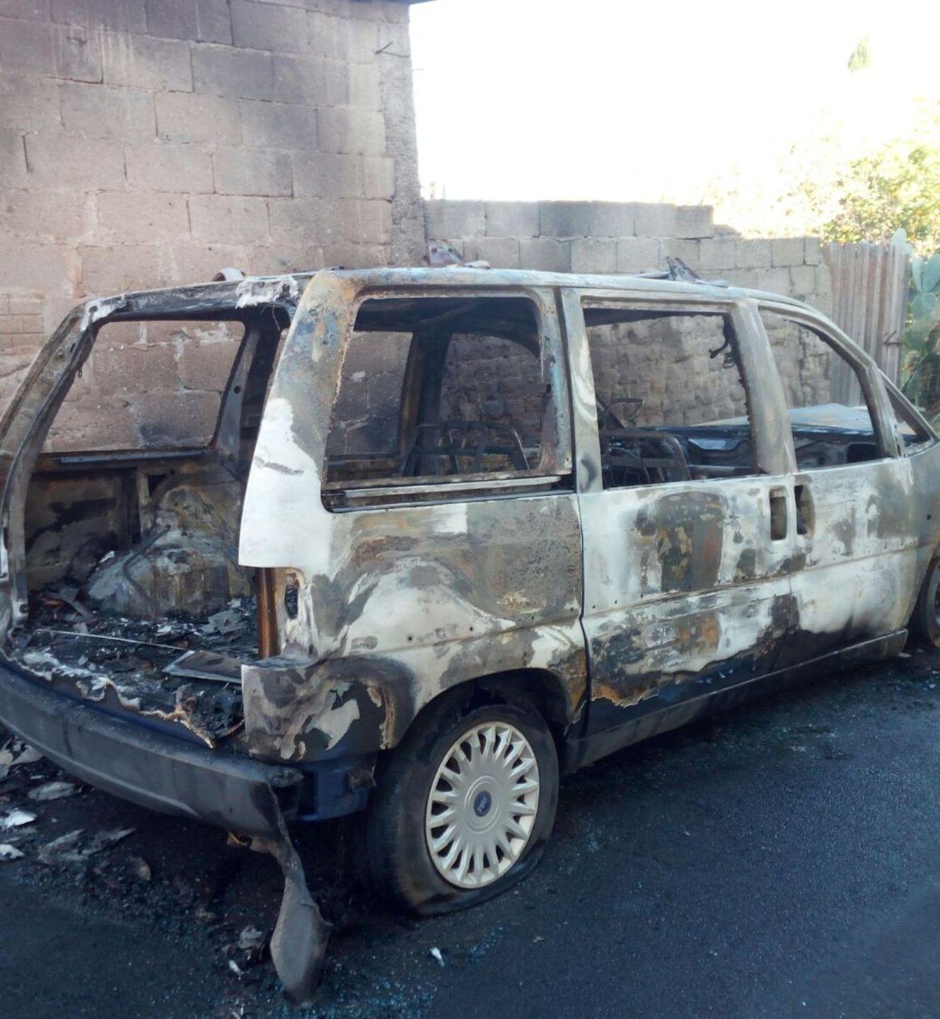 Auto incendiata nella notte 