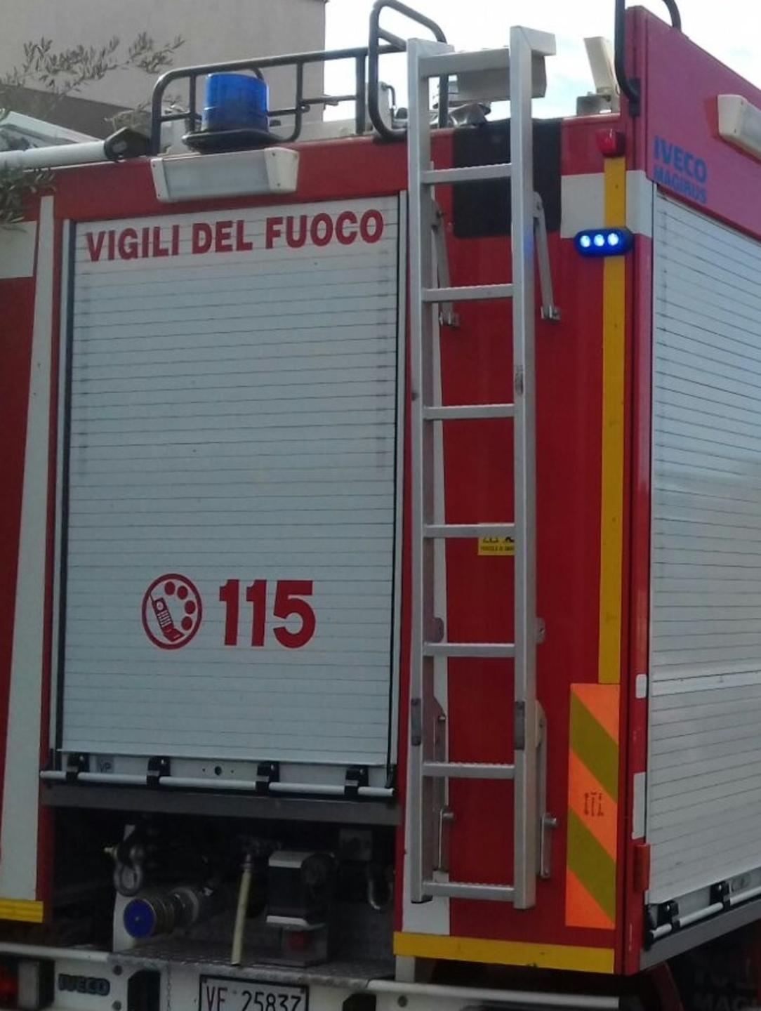 Palo della luce cade in strada, intervento dei Vigili del fuoco