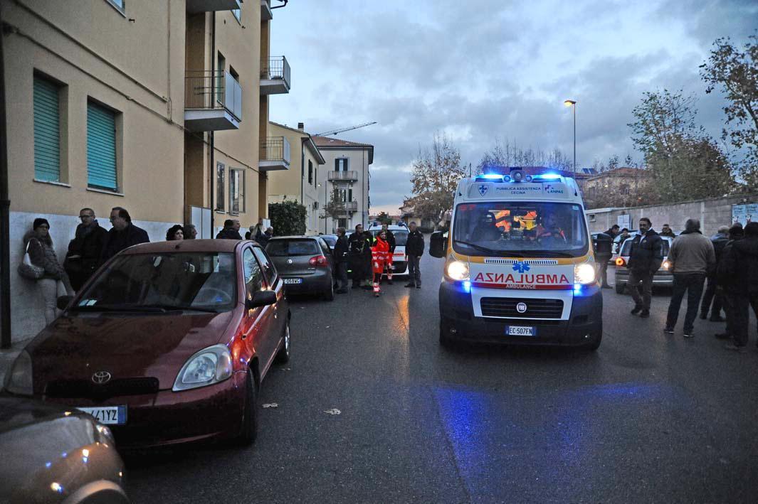 L'ambulanza davanti allo stadio di Cecina (foto Michele Falorni)