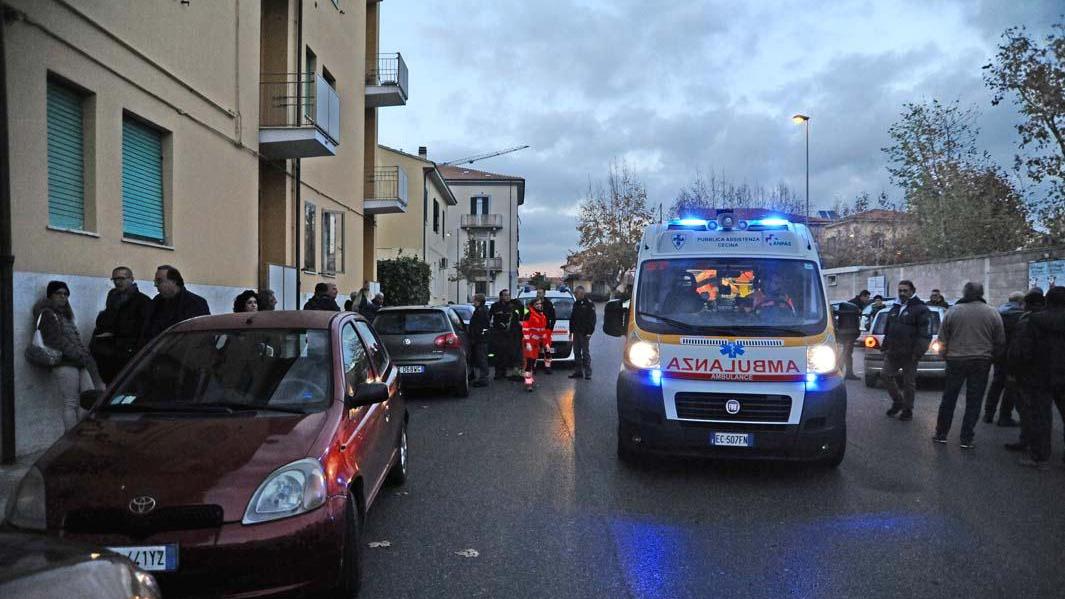 L'ambulanza davanti allo stadio di Cecina (foto Michele Falorni)