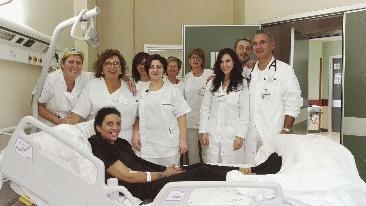 Veronica La Bella con una parte dello staff del nono padiglione dell'ospedale di Livorno