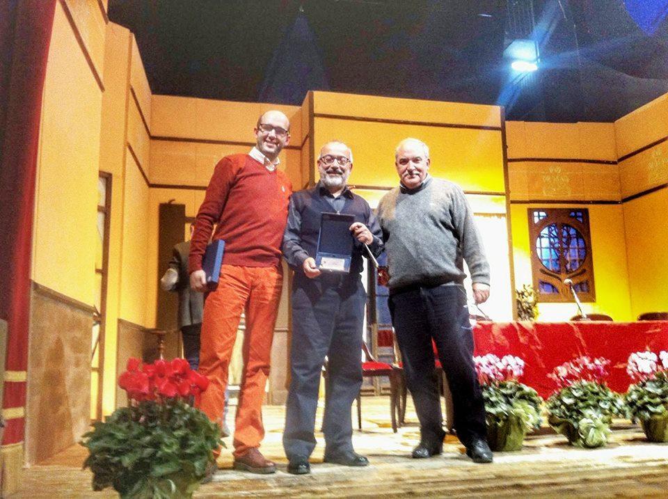 Antoni Arca (al centro) riceve il Premio Cubeddu