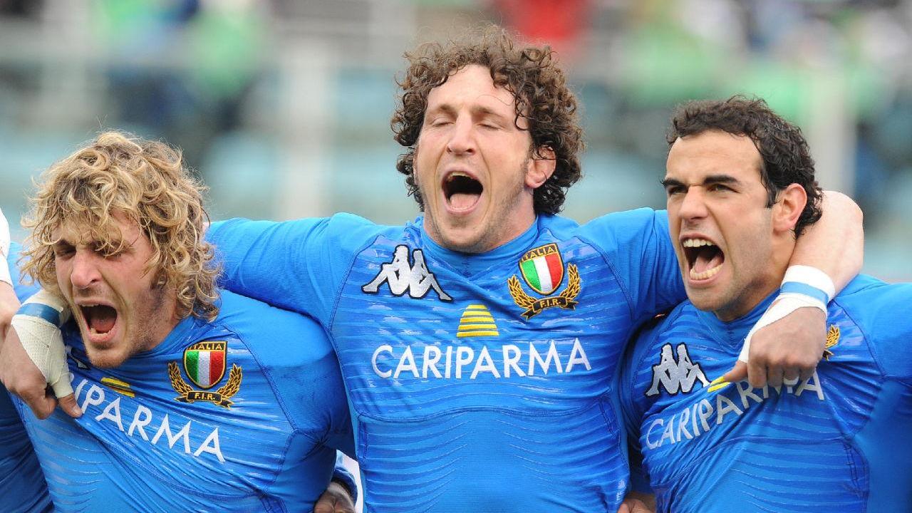 La nazionale italiana di rugby mentre canta l'Inno di Mameli prima di una gara