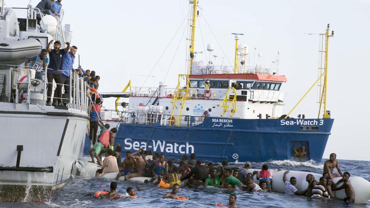 Trecento migranti fermati in mare dalla Guardia costiera algerina