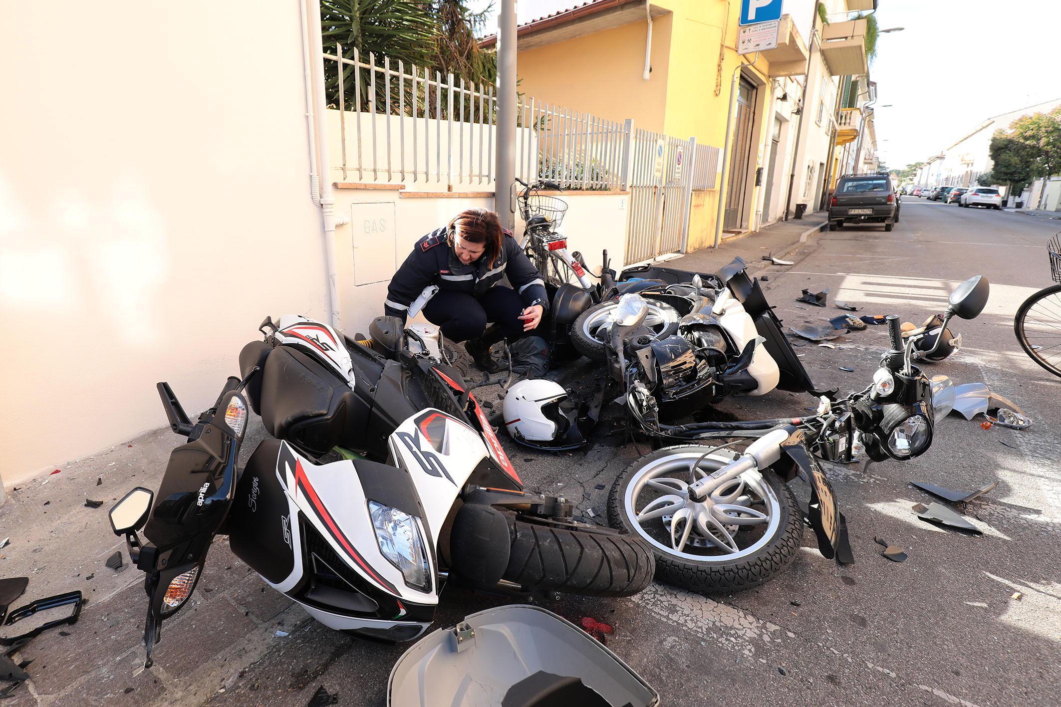 Gli scooter distrutti dall'auto (Foto Agenzia Carlo Sestini)