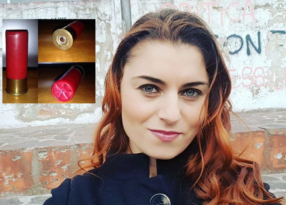 La sindaca di Cascina Susanna Ceccardi e la cartuccia recapitata insieme a una lettera di minacce