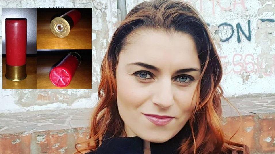 La sindaca di Cascina Susanna Ceccardi e la cartuccia recapitata insieme a una lettera di minacce