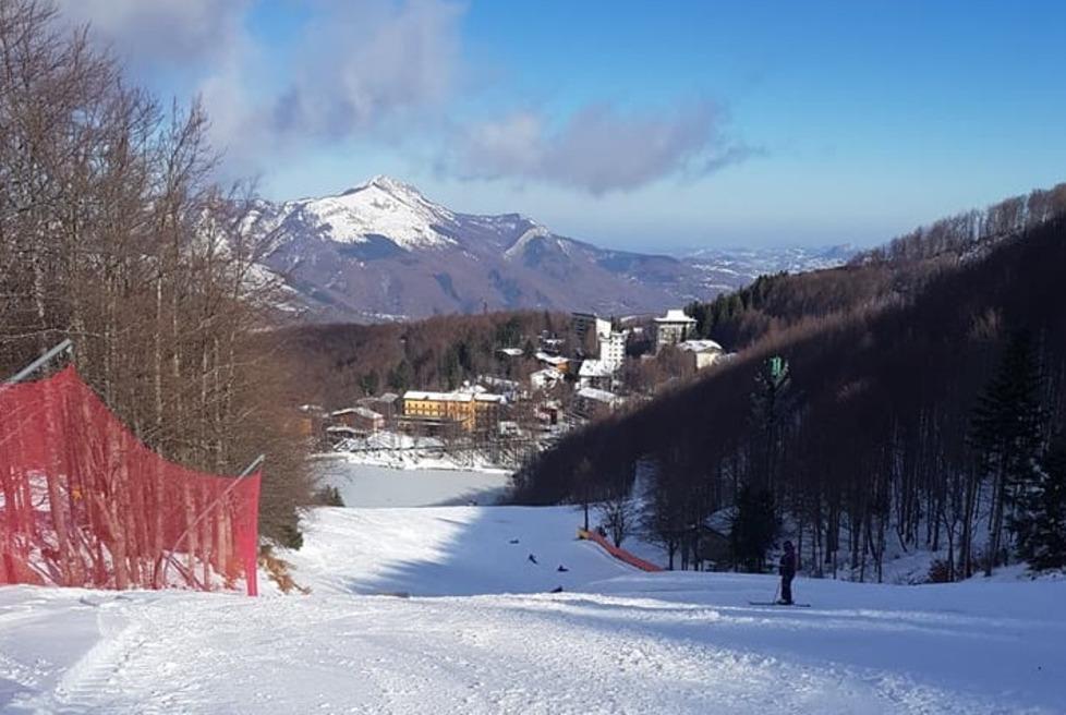 Piste da sci affollate nel primo weekend sul crinale reggiano 