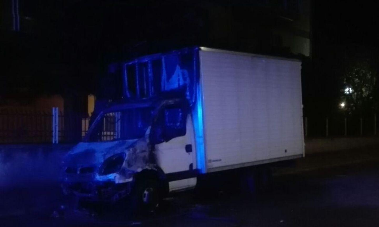 Camion in fiamme in via Tirso