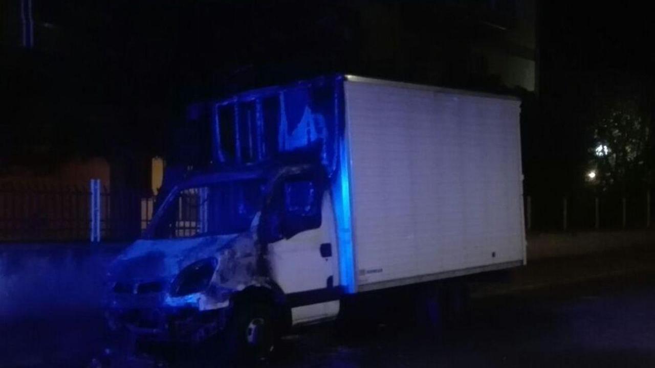 Camion in fiamme in via Tirso
