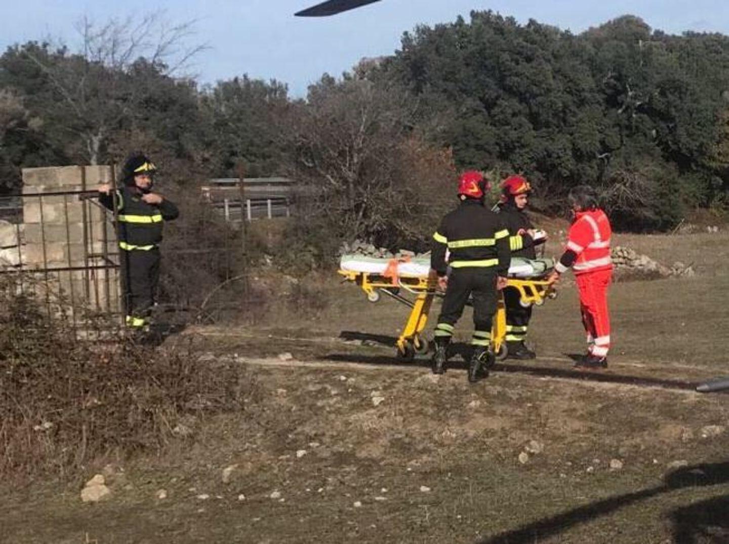 Con la moto vola da un viadotto di 10 metri 