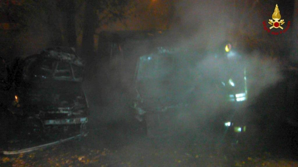 Campogalliano, furgone in fiamme nella notte: indagano i carabinieri