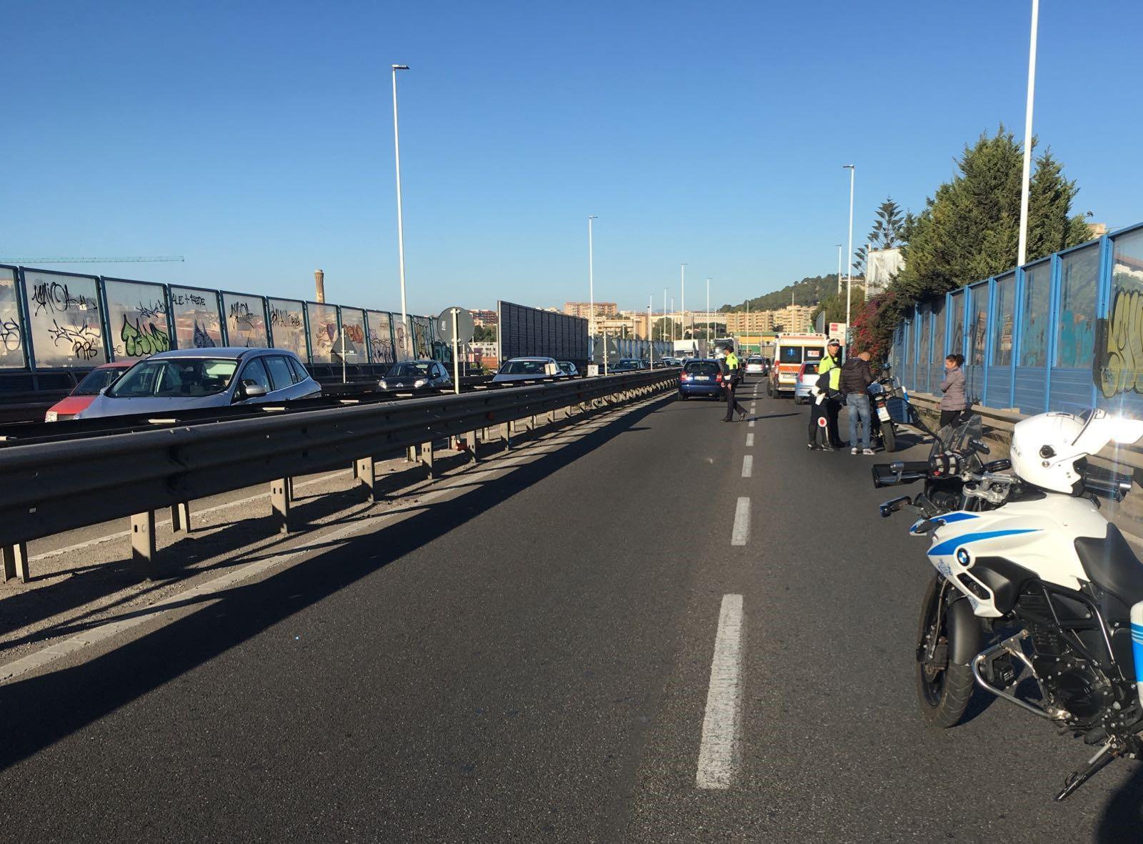 Cagliari, auto contro moto sull'asse mediano: un ferito e traffico in tilt