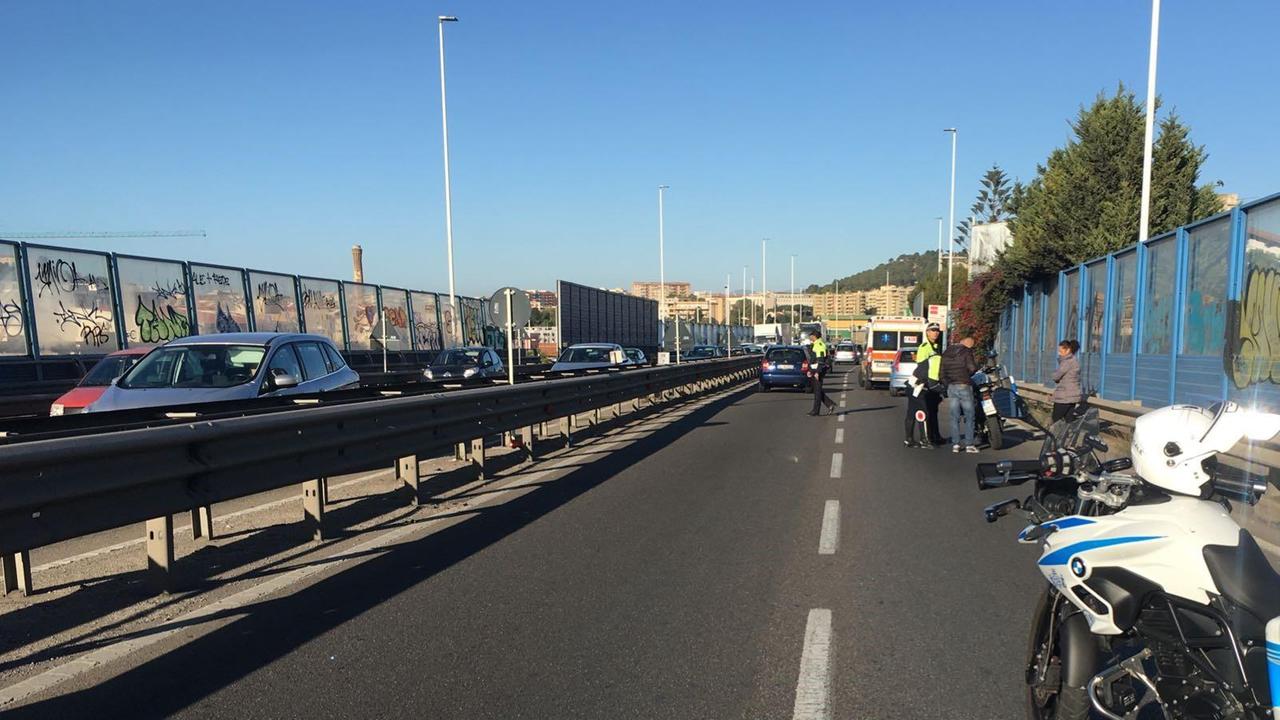 Cagliari, auto contro moto sull'asse mediano: un ferito e traffico in tilt
