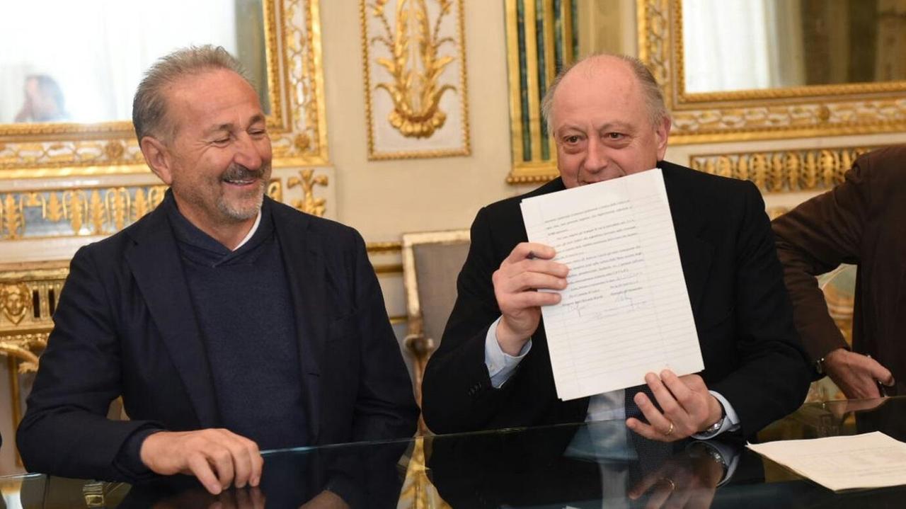 Mimmo D'Alessandro (a sinistra) con il sindaco Alessandro Tambellini alla firma del rinnovo della convenzione (Foto Sernacchioli)