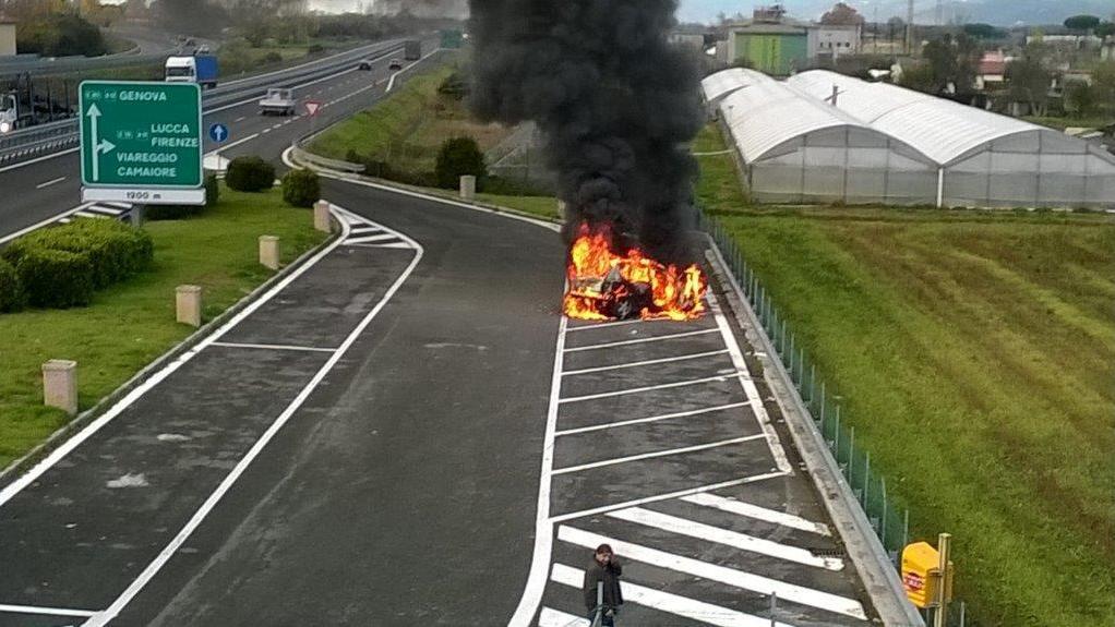 Va a fuoco un’auto vicino all’uscita dell’A12: conducente illeso