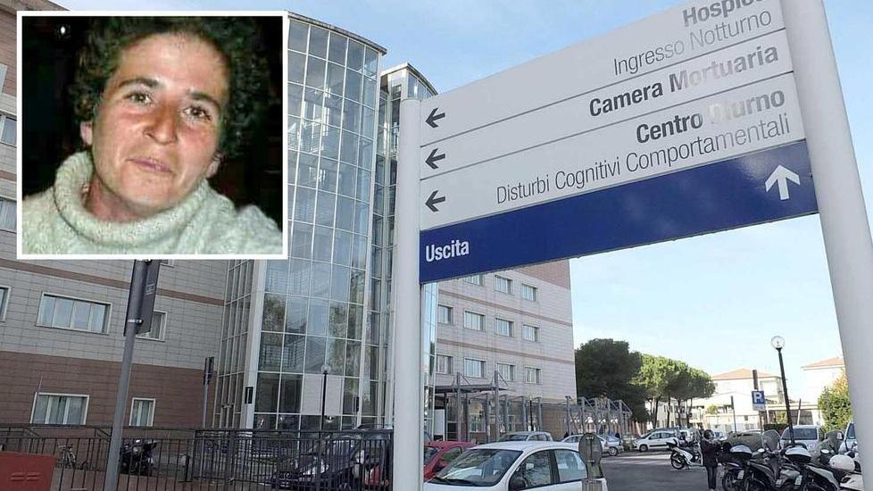 L’ingresso dell’hospice di via Garibaldi e, nel riquadro, Monica Trotta (Foto Muzzi)