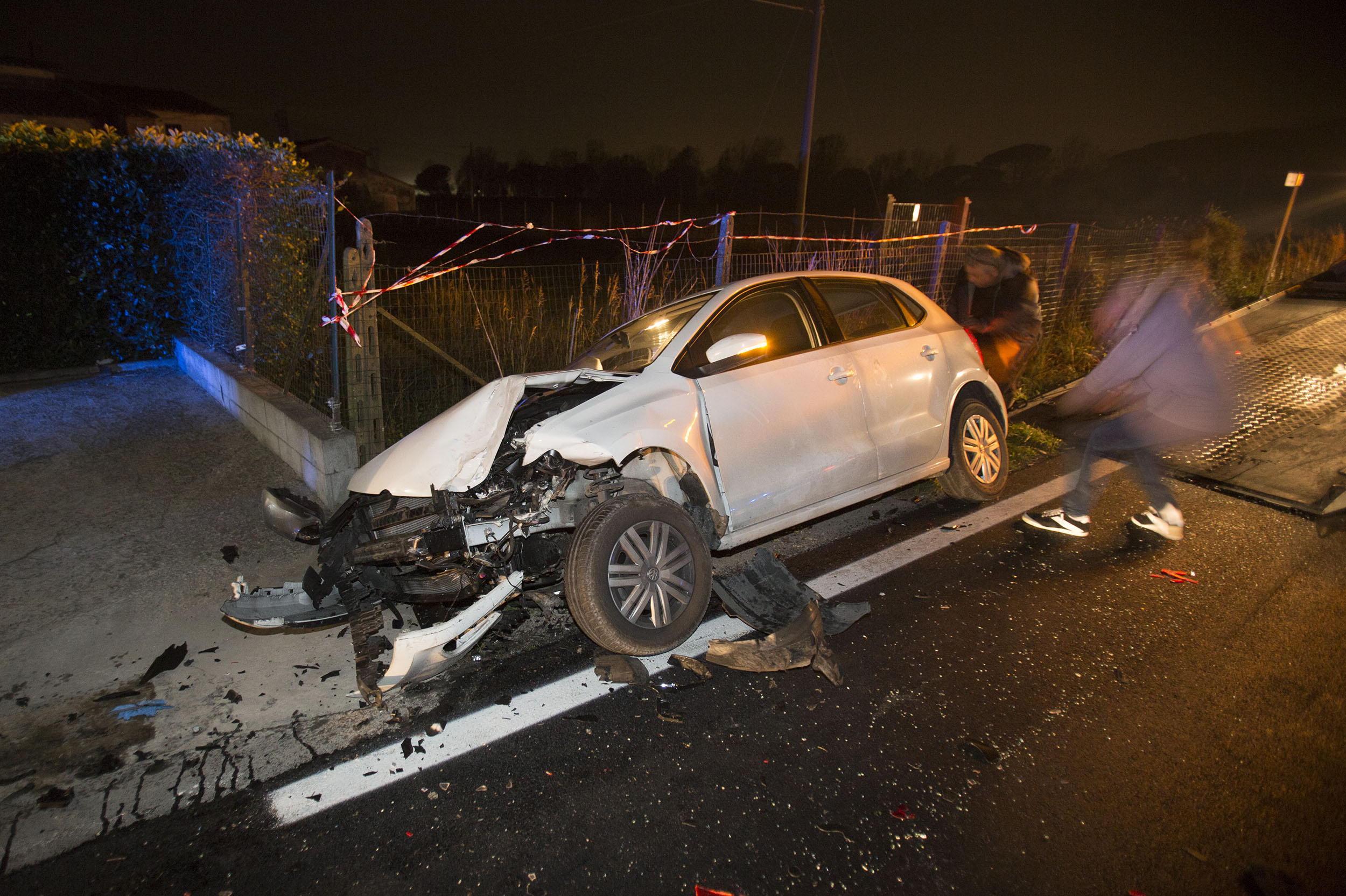 La Volkswagen Polo danneggiata dopo lo scontro (Foto Nucci)