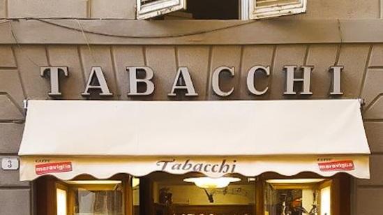 Il caffè di lucchesi e turisti nella piazza più amata
