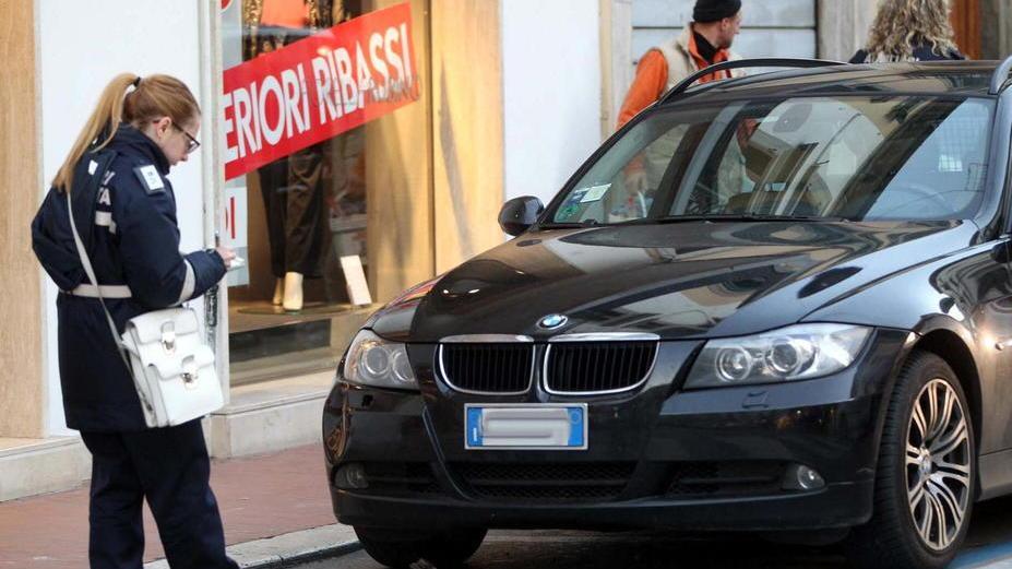 Biglietto di cortesia, meglio tre parcometri che niente