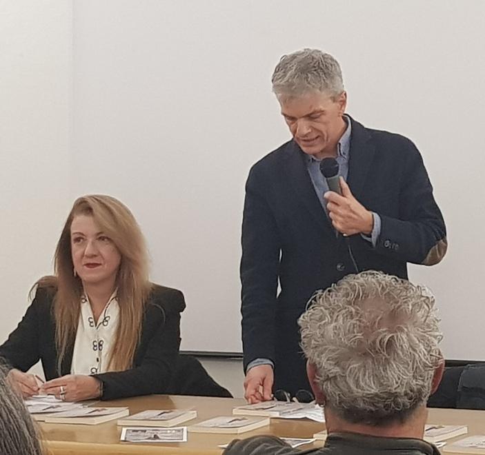 Saletta rossa al completo per “Quello che corre”