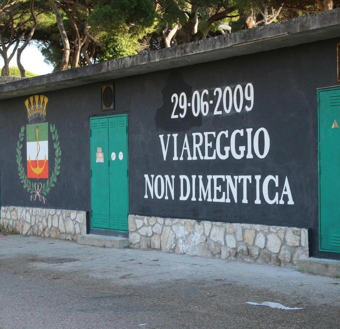 Gli ultras rifanno il look allo stadio dei Pini