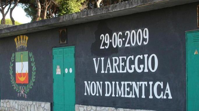 Gli ultras rifanno il look allo stadio dei Pini