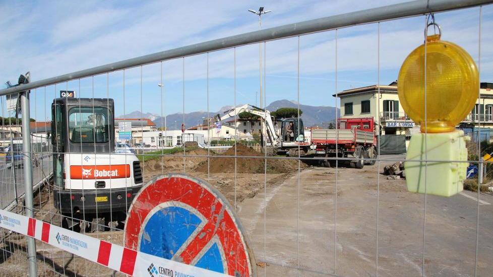 Venti giorni di lavori per la nuova rotatoria