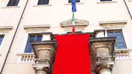I tre drappi per dire no alla violenza sulle donne