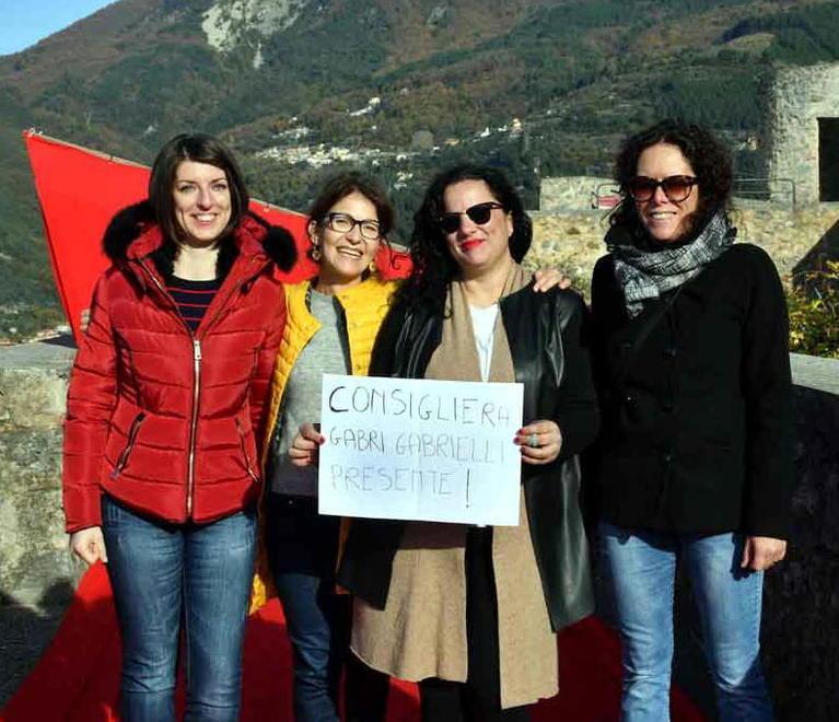 Al Castello il drappo rosso contro il femminicidio 