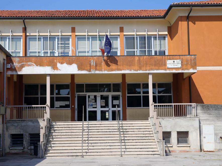 Le scuole cambiano volto Interventi alla facciata 