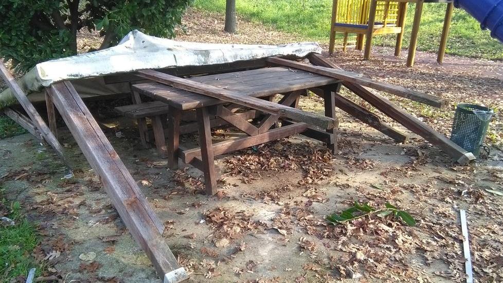Caccia ai giovani vandali autori della devastazione