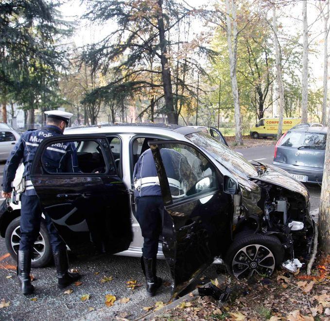 Tamponata, sbatte contro un albero 