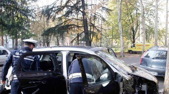 Tamponata, sbatte contro un albero