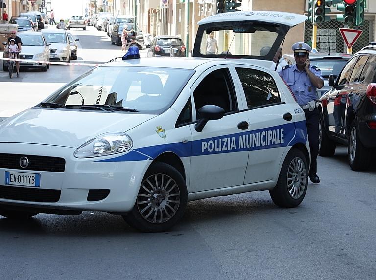 Aggredisce a colpi di remo un portuale 