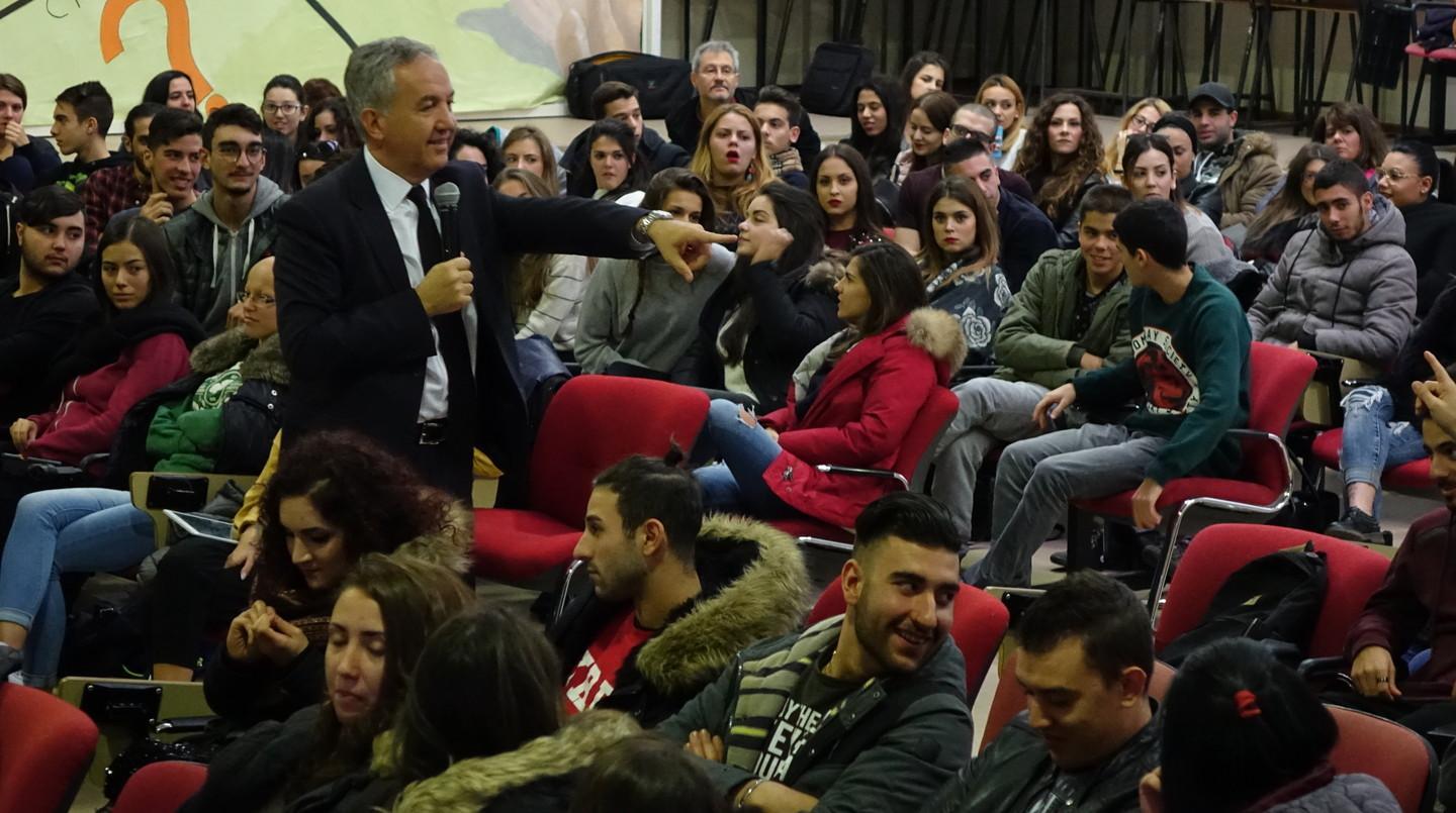 Gli studenti a lezione di integrazione 