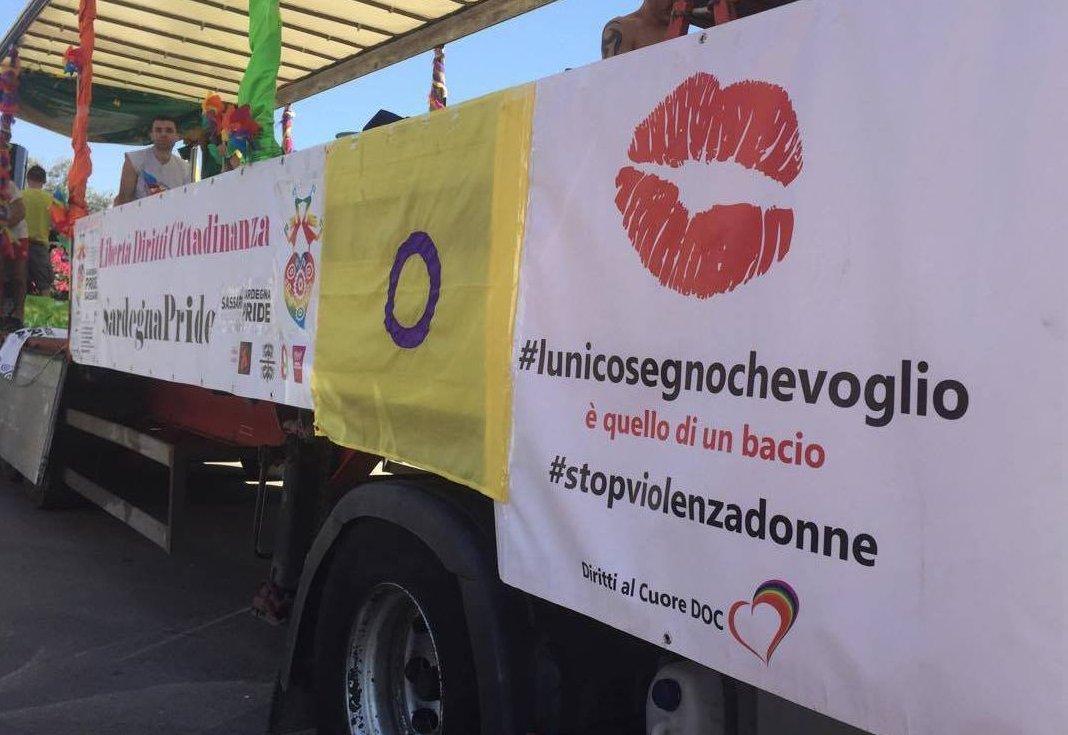 Un bacio contro la violenza è “l’unico segno che voglio” 