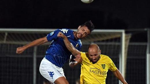 Martinelli, oggi in campo, colpisce di testa nella gara con la Carrarese