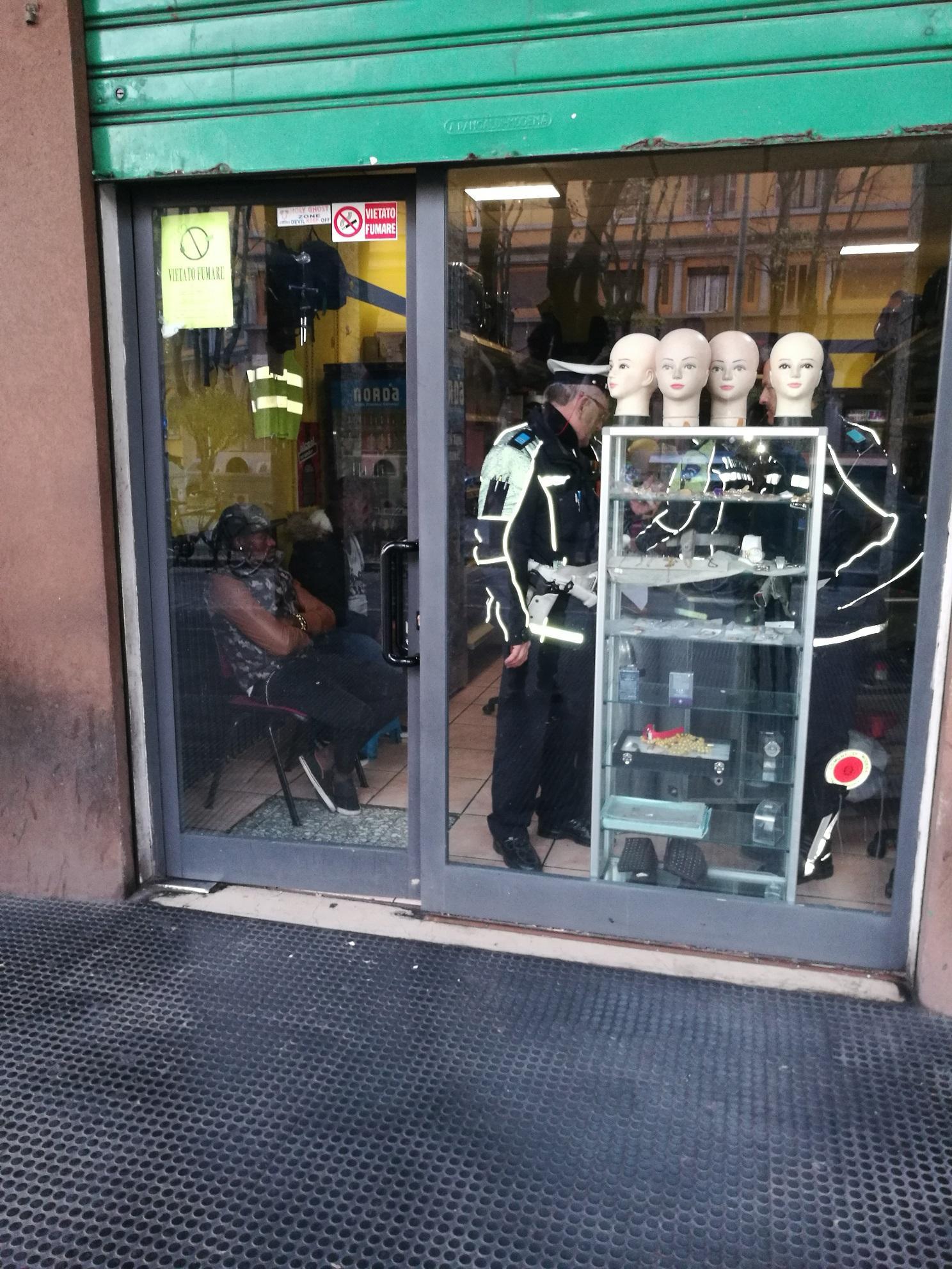 Uno dei negozi controllati dalla Polizia Municipale