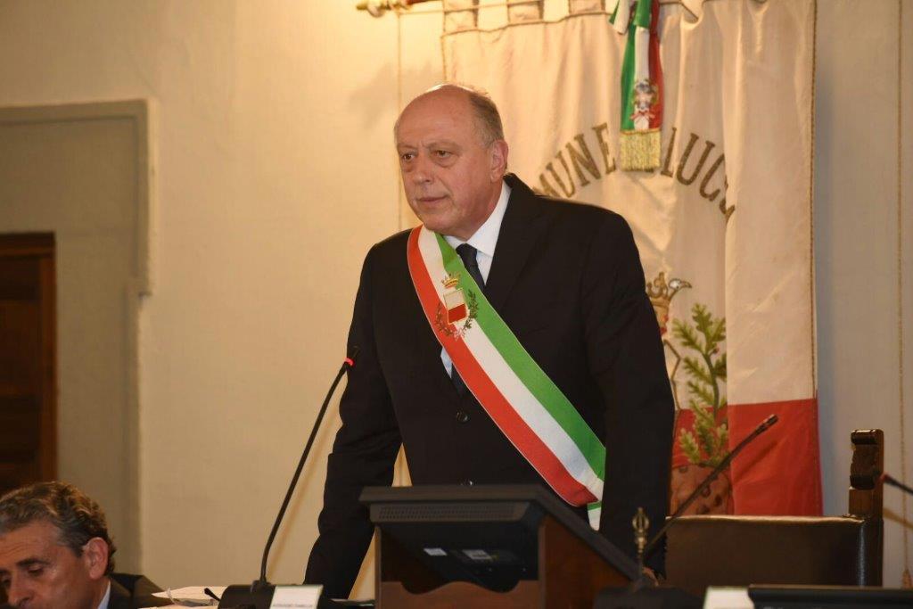 Striscione fascista davanti casa del sindaco