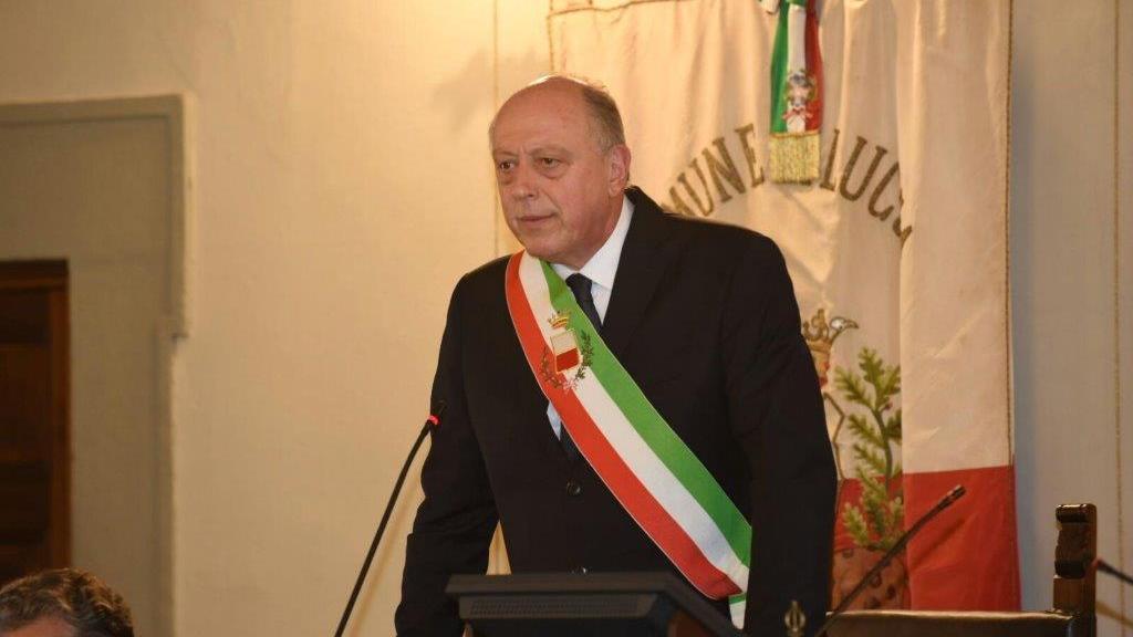 Striscione fascista davanti casa del sindaco