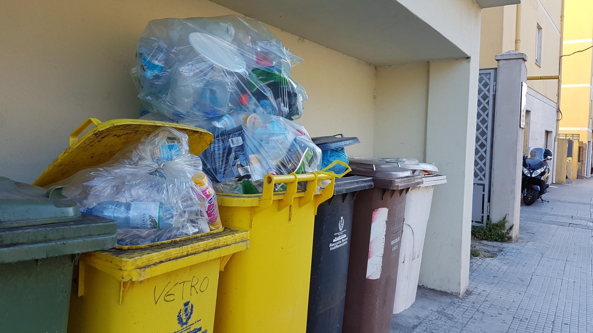 Rifiuti, microchip per ogni utente nella raccolta differenziata 