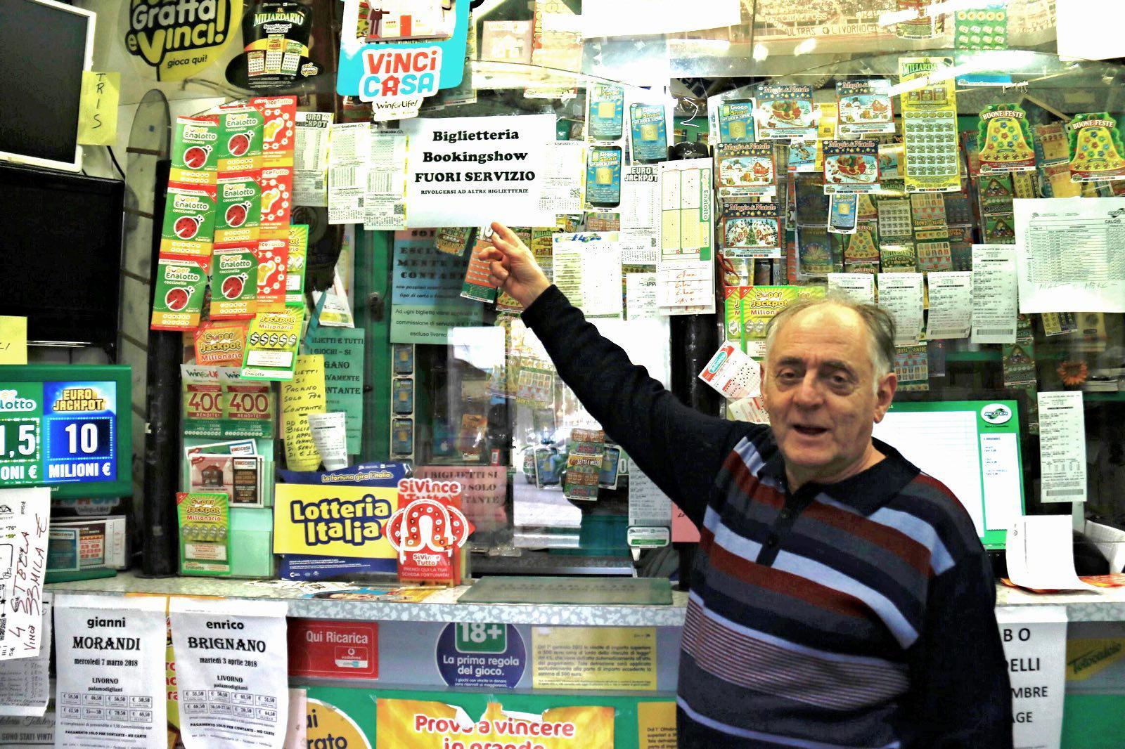 Il cartello esposto alla ricevitoria TotoTerzo di piazza Mazzini (foto Marzi / Pentafoto)