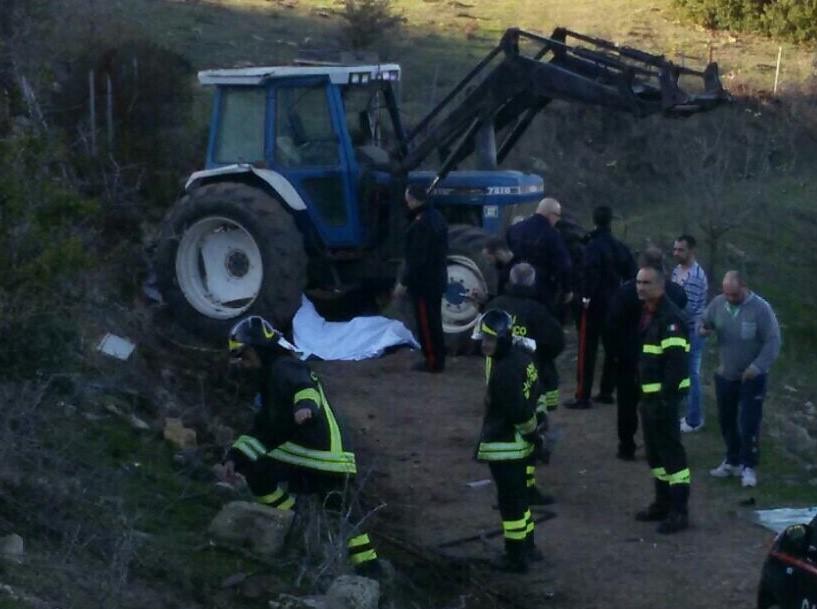Il mezzo sotto il quale l'allevatore ha perso la vita (foto Mario Rosas)