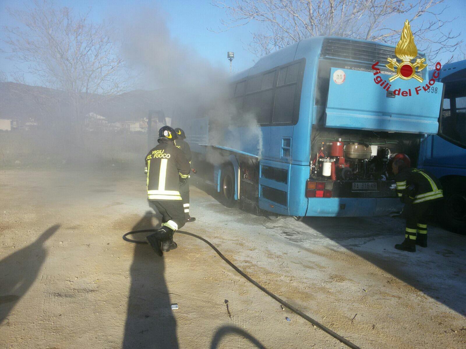 Il bus dell'Arst nel deposito (foto Mario Rosas)