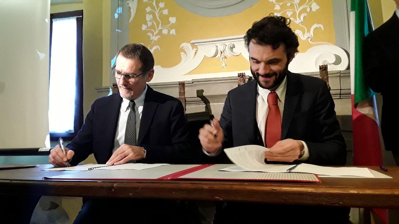 Virginio Merola, sindaco di Bologna e dell'area metropolitana e Matteo Biffoni, sindaco di Prato, alla firma del protocollo